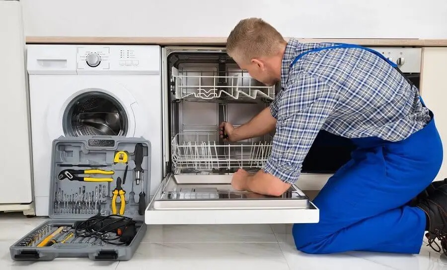 Körfez Hotpoint servisi teknisyen ekibi beyaz eşya tamiri yaparken